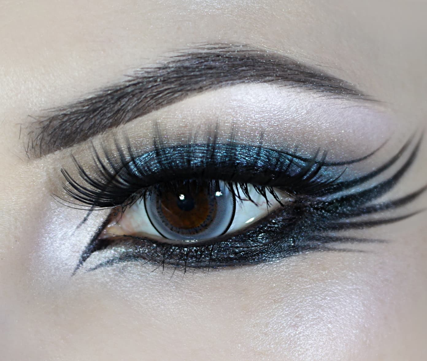 9 Best Goth Eyeshadow Palettes That Redditors Swear By halloween eyeshadow ideas